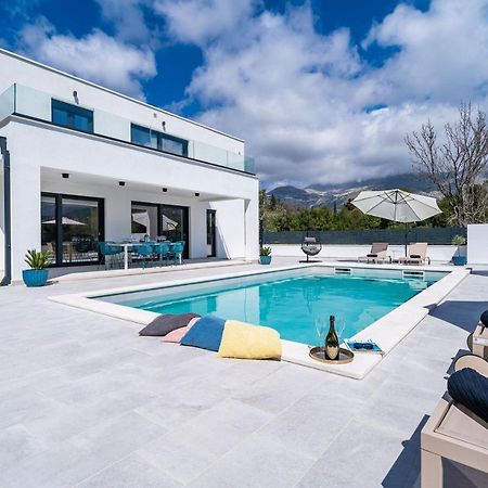 Villa Invigo - Brand New Private Pool Villa مْليني المظهر الخارجي الصورة